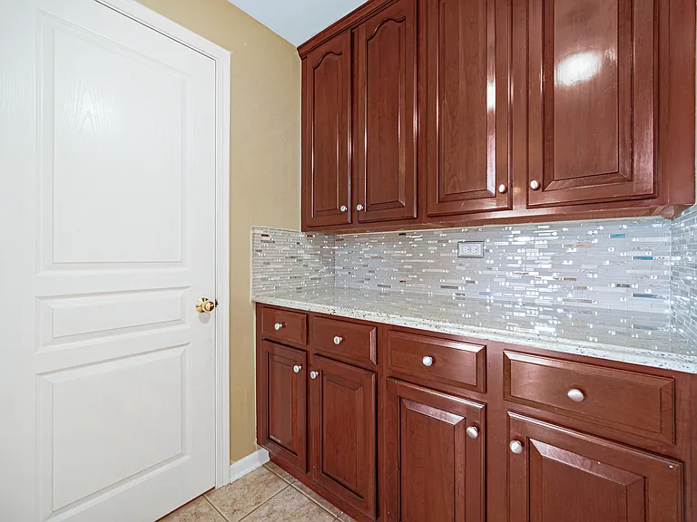 1044 Oakhill Dr — Photo 16