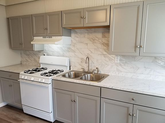 2nd image of 926 Oak St