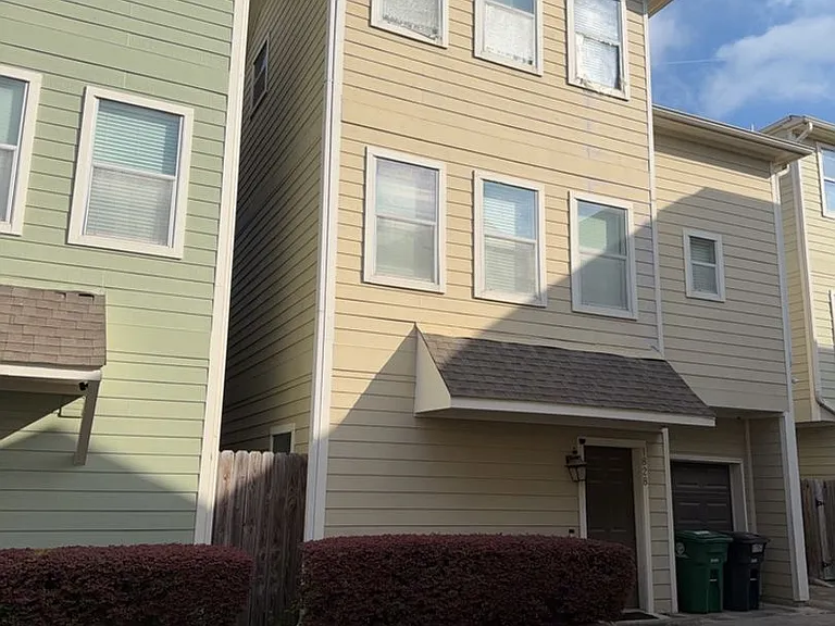 1828 Fletcher St — Photo 2