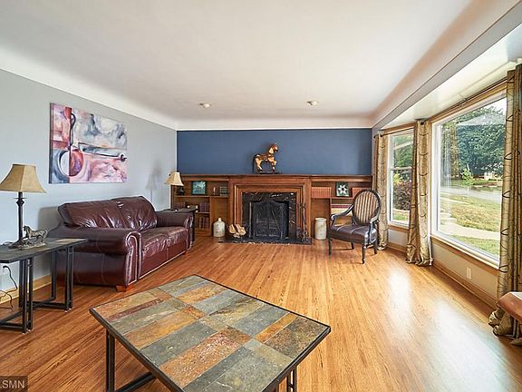 5th image of 1040 Hyacinth Ave E