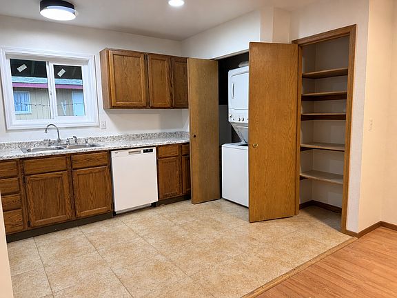 Kitchen with pantry and washer/dryer!