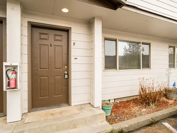 Conveniently Located 2 Bedroom Townhome Style Apartment!