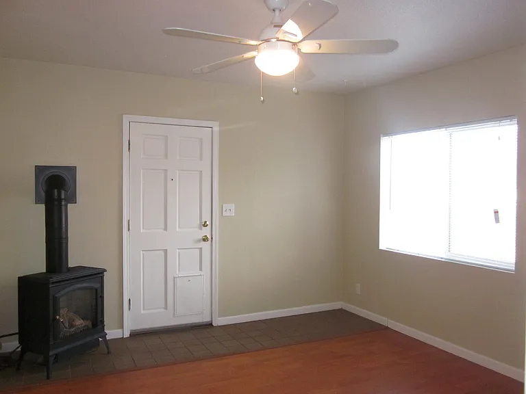 365 SE Miller Ave — Photo 2