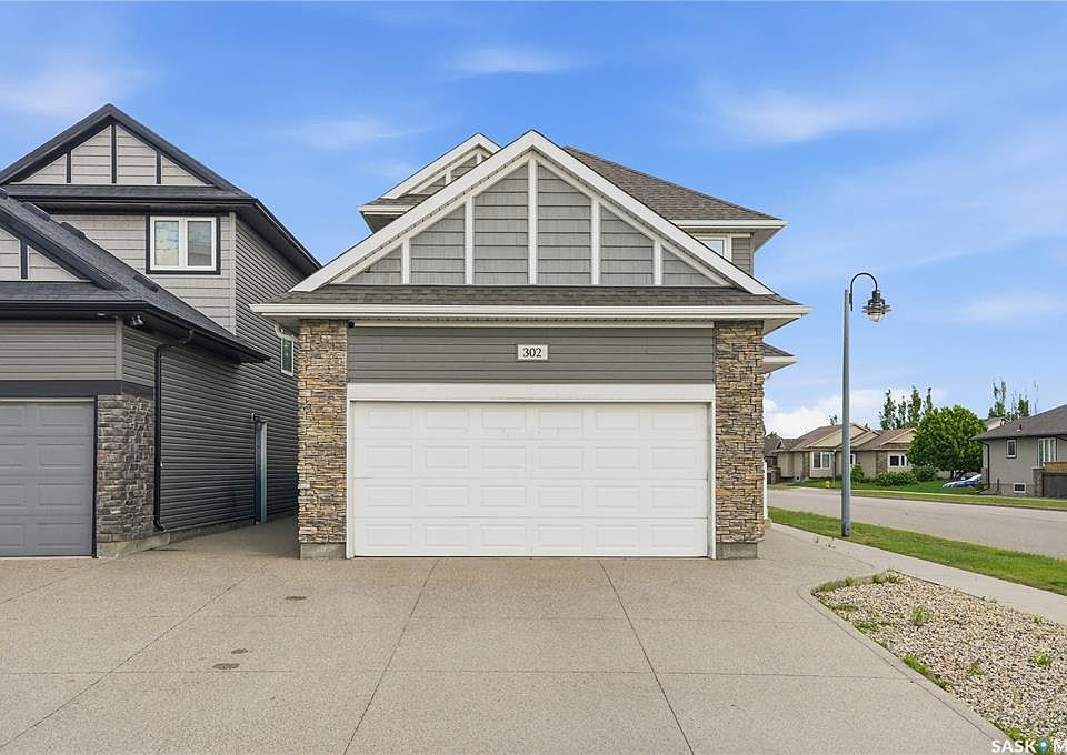 1st image of 302 Dickson CRESCENT