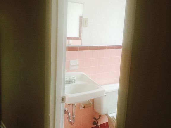 full bath with closet