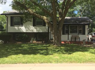 3328 Clover Hills Dr, Bettendorf, IA 52722