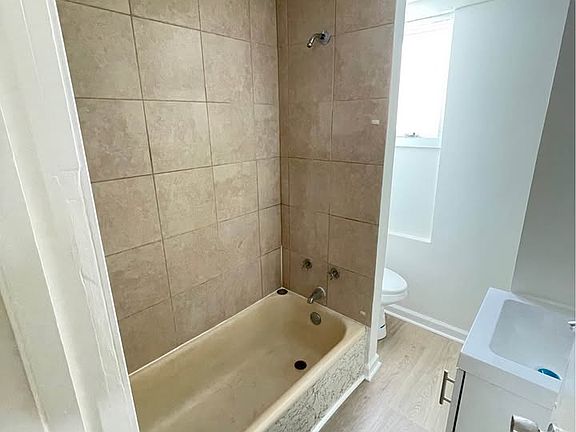 3rd image of 925 Butternut St #1