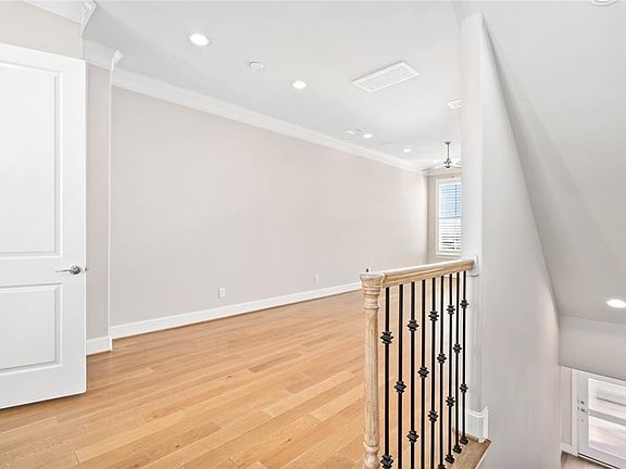3rd image of 9658 Knight Rd