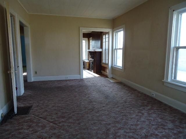 2nd image of 1059 Newbury St