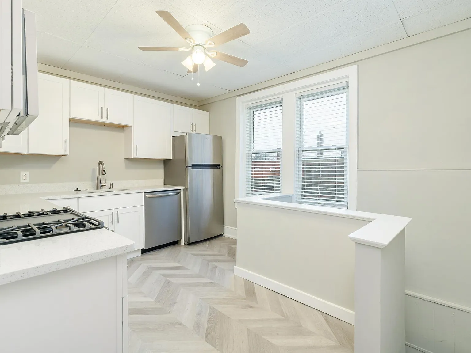 2 bed, 1000 sqft, $2,400 — Photo 2