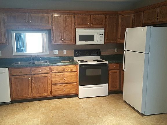Eat-in kitchen with all appliances.