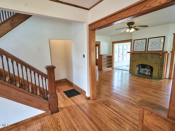 2nd image of 2906 Broadway St