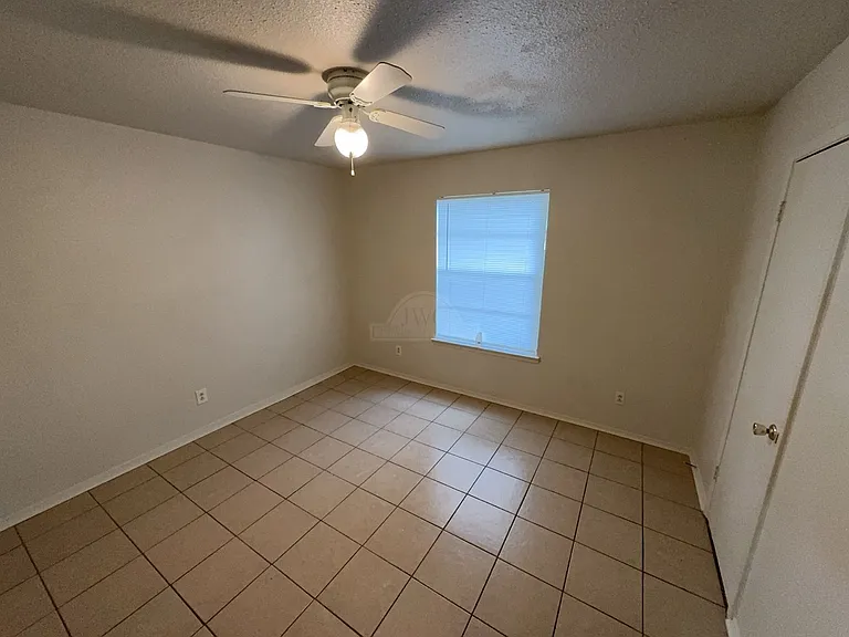 1906 Cedarhill, Killeen — Photo 10