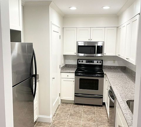 3rd image of 1465 E Putnam Ave