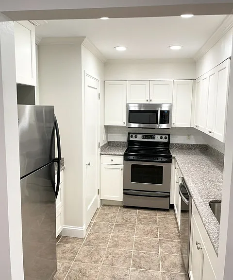 1465 E Putnam Ave — Photo 3