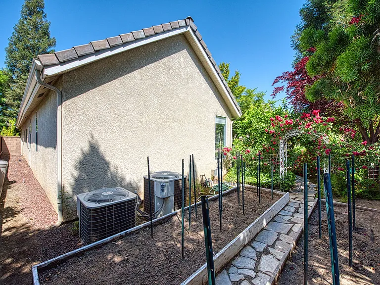 10234 N Rowell Ave — Photo 28