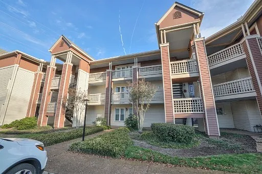 211 Hillsboro Pl — Photo 1