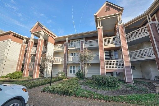 1st image of 211 Hillsboro Pl