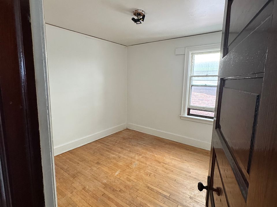 2nd image of 909 E Wright St #909