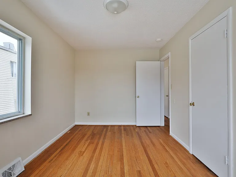 460 E Norwich Ave — Photo 18