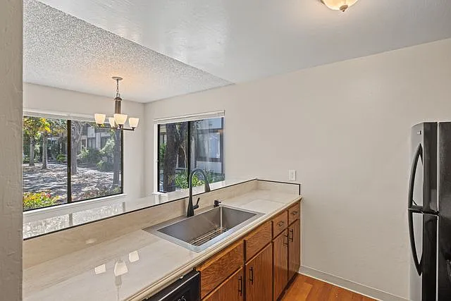 Park Plaza Apartments — Photo 24