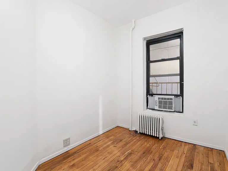 242 E 10th St #8 — Photo 7