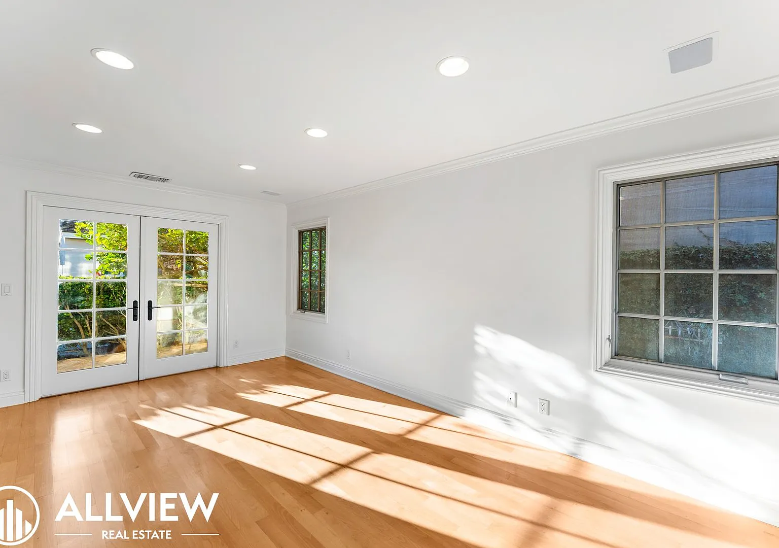 Spacious 3-Bedroom Lido Residence with Rooftop Deck | Moments from the Harbor — Photo 3