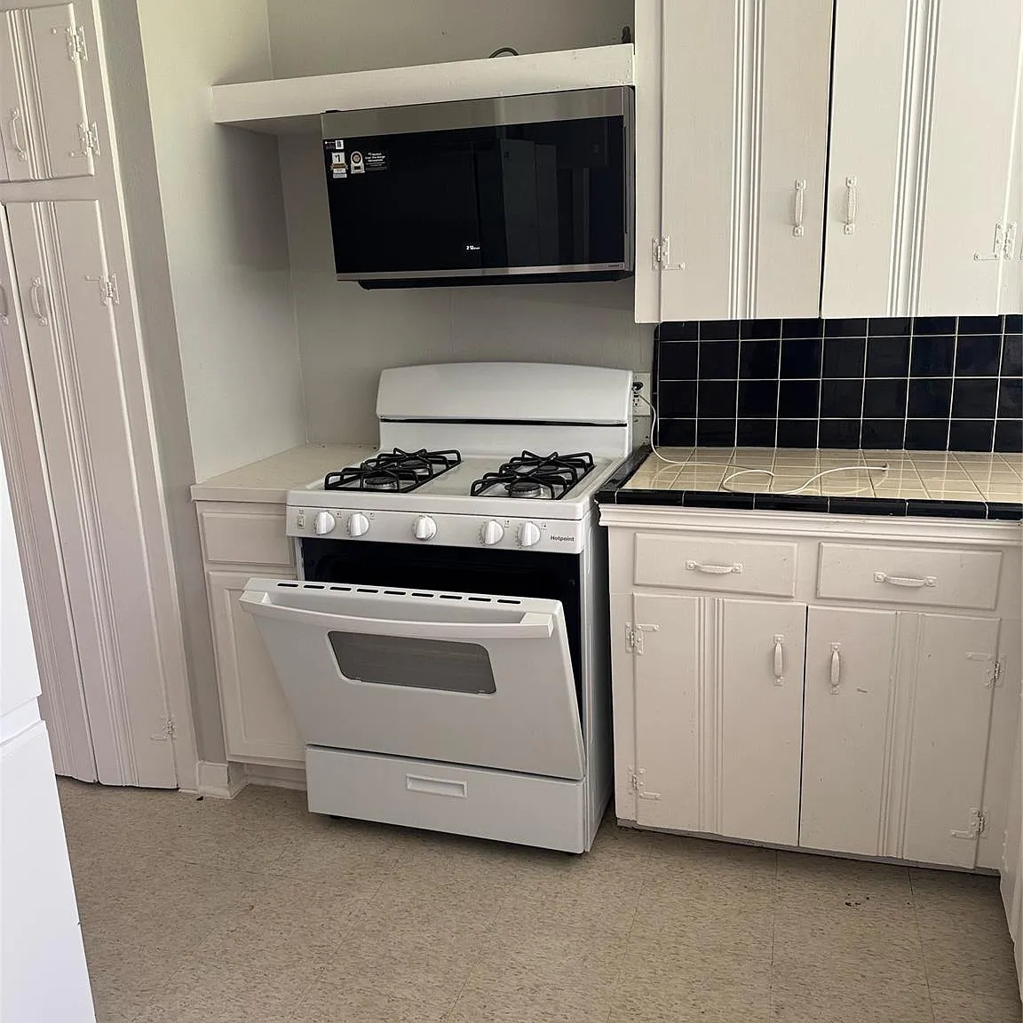 3 bed, 1.0 bath, 1623 sqft, $1,400 — Photo 3