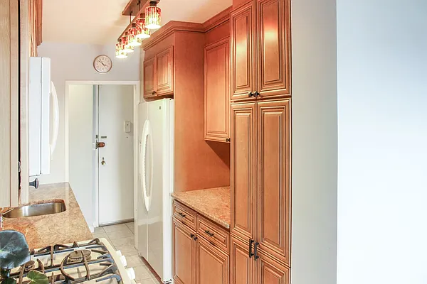 Sold by Thomas Lipovetsky, LREB | media 26