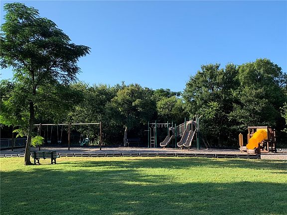 4th image of 2540 Saint James Pl