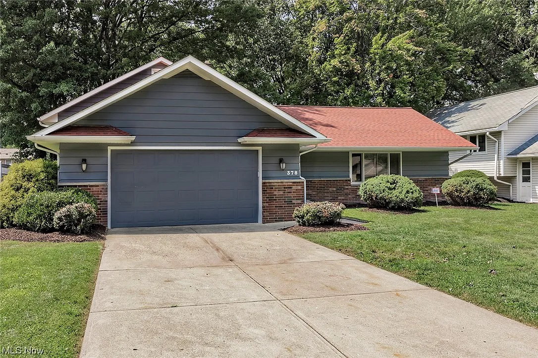 378 Balmoral Dr photo 1