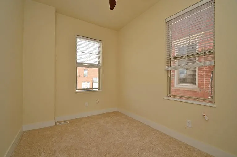 222 E Rochelle St — Photo 10