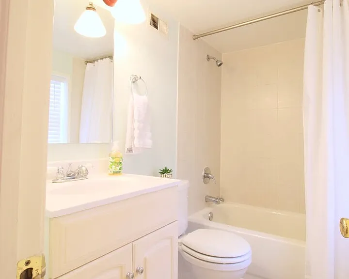 23rd Pl NE — Photo 3