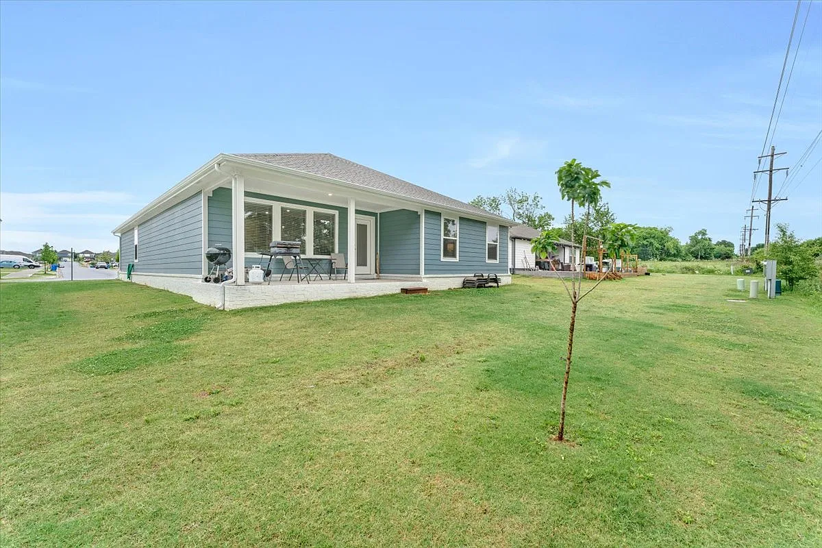 4 bed, 1872 sqft, $2,300 — Photo 4