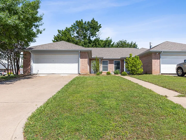1502 Sharron Ct — Photo 1