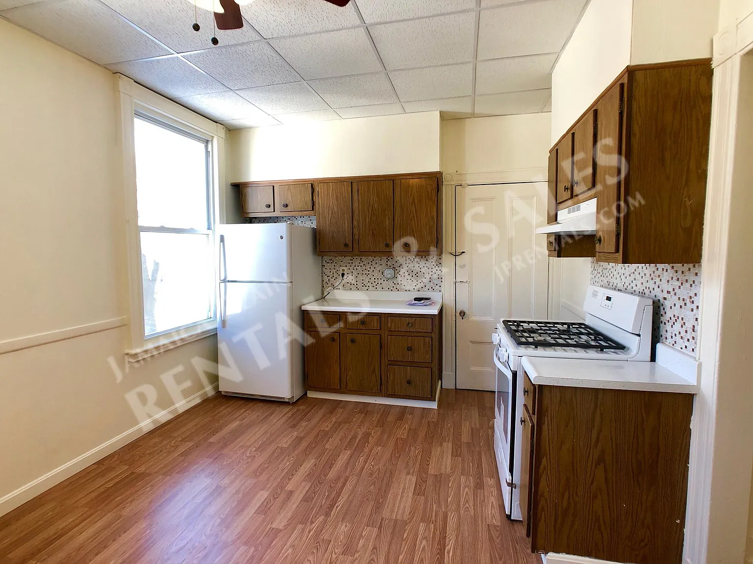 3 bed, 1.0 bath, 2000 sqft, $3,000 — Photo 3