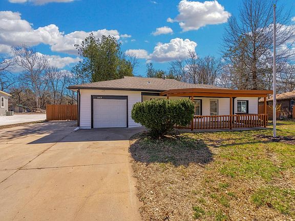 3rd image of 2815 E Glen Oaks Dr