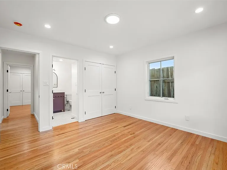 2549 N Beachwood Dr — Photo 17