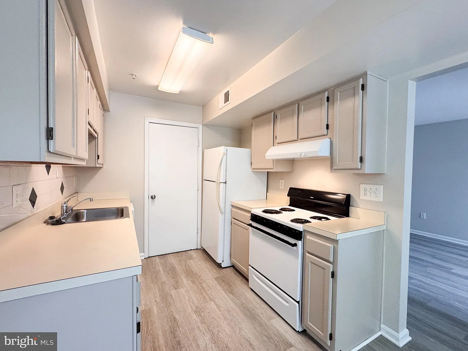 3 bed, 2.0 bath, 1043 sqft, $2,095 — Photo 3