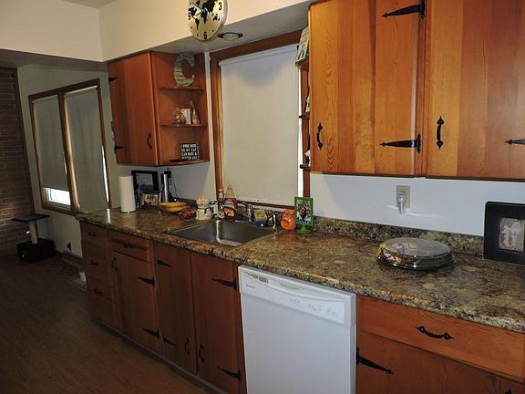 Kitchen appliances (range, refrigerator, dish washer) are in