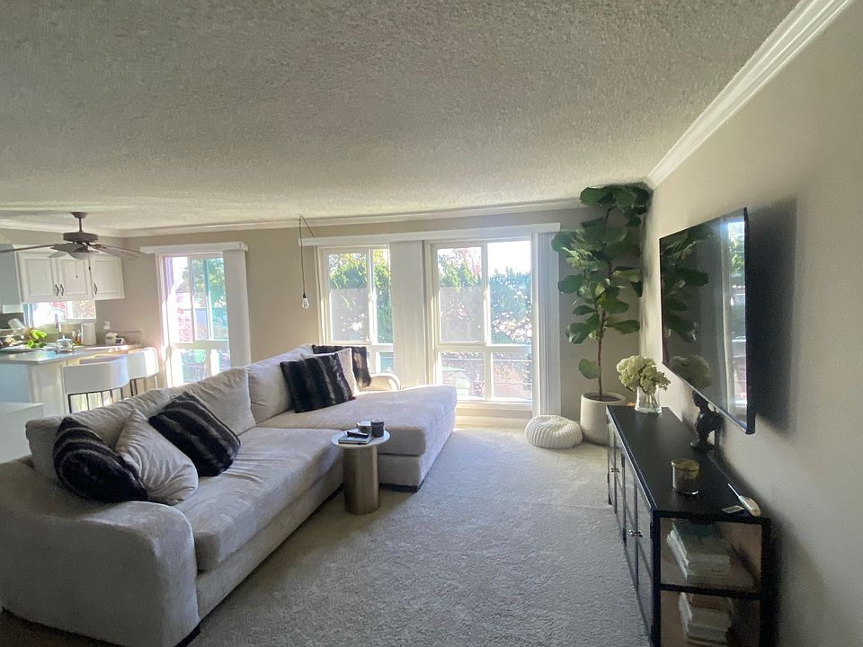 808-304 Entry to living area