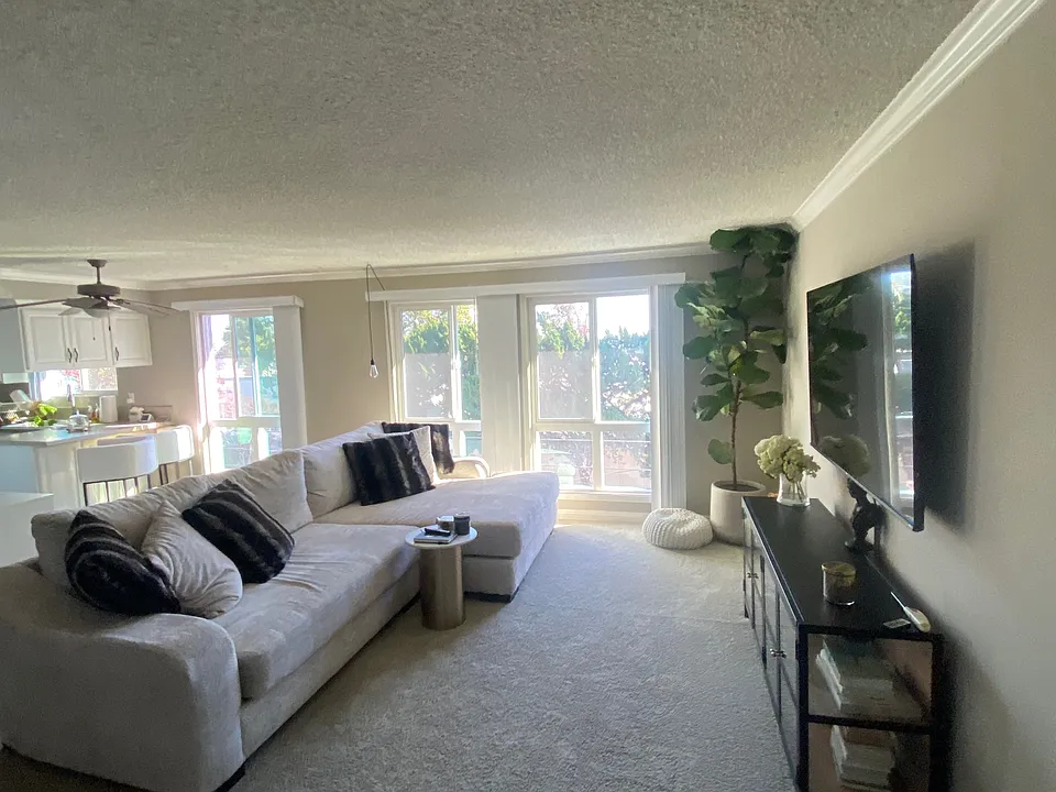 808-304 Entry to living area