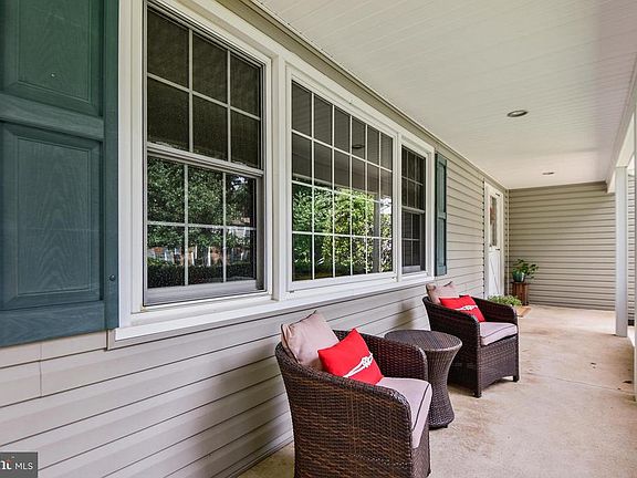 3rd image of 1044 Bayberry Dr