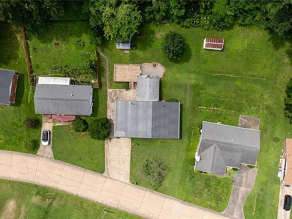 2nd image of 1131 Corinne St