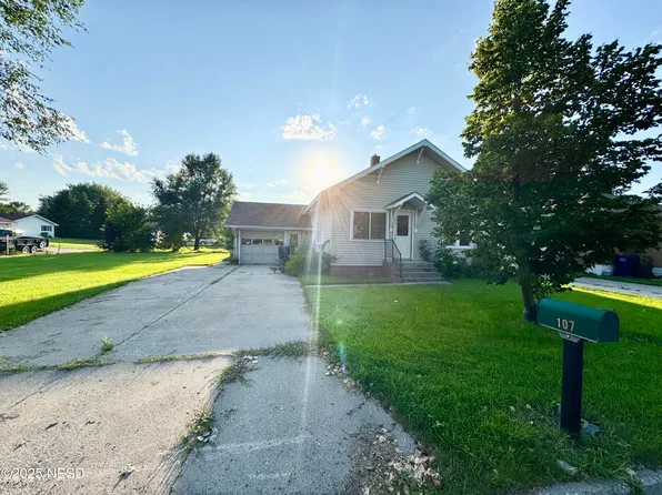 107 16th St NW, Watertown, SD 57201