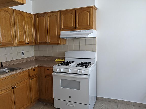 3rd image of 620 Klondike Ave
