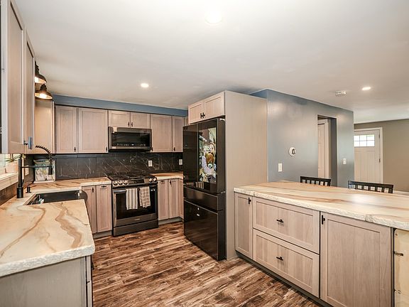 3rd image of 49A Dale Road