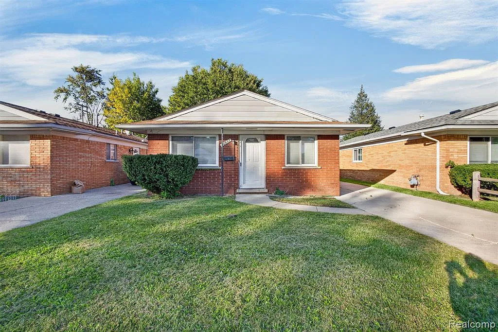 3 bed, 1.0 bath, 975 sqft, $1,600 — Photo 1