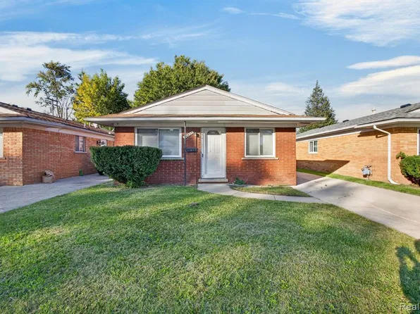 20653 Hollywood St, Harper Woods, MI 48225