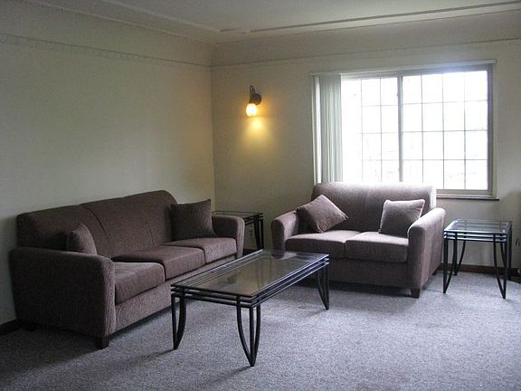 841 Oakland #1 living room
